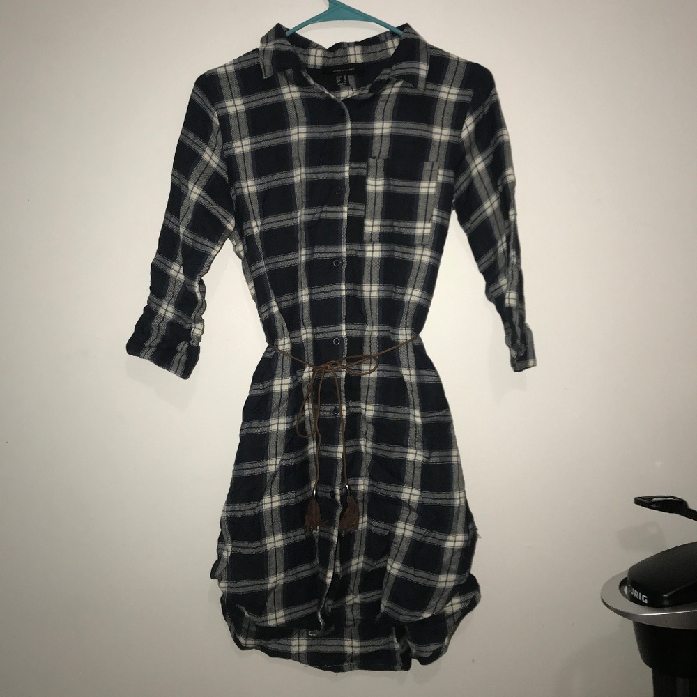 Cute button up patterned dress with brown belt.